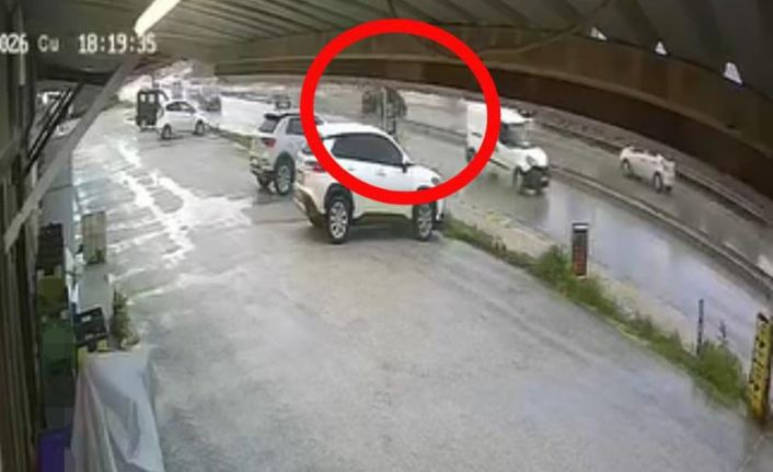 Sürücüsü markete gitti, el freni çekilmeyen otomobil ana yola çıktı