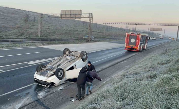 Takla atan otomobildeki 3 arkadaş emniyet kemeri sayesinde yara almadan kurtuldu