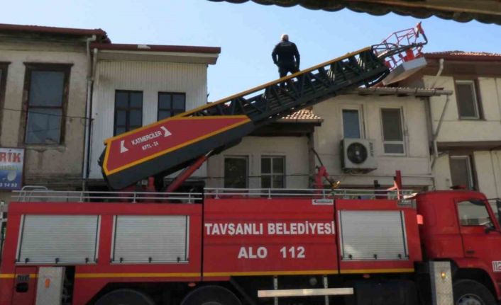 Tavşanlı’da çatı yangını paniğe neden oldu, hatalı parklar itfaiyeye zor anlar yaşattı