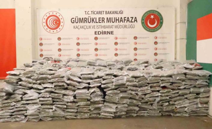 Ticaret Bakanlığı Gümrükler Muhafaza ekiplerinden zehir tacirlerine ağır darbe: 1 ton 413 kilo esrar ele geçirildi