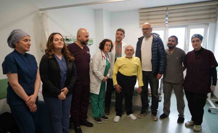 Tıpta nadir vaka: Eğri göğüs kafesi ve skolyoza rağmen kalbi saatlerce durdurularak hayata döndürüldü