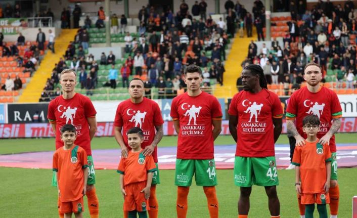 Trendyol Süper Lig: Corendon Alanyaspor: 2 - Kocaelispor: 0 (İlk yarı)