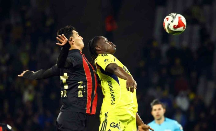 Trendyol Süper Lig: Fatih Karagümrük: 1 - Fenerbahçe: 0 (Maç devam ediyor)