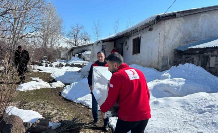 Türk Kızılayı Muradiye gönüllüleri, yalnız yaşayan yaşlı bir vatandaşa buzdolabı desteğinde bulundu