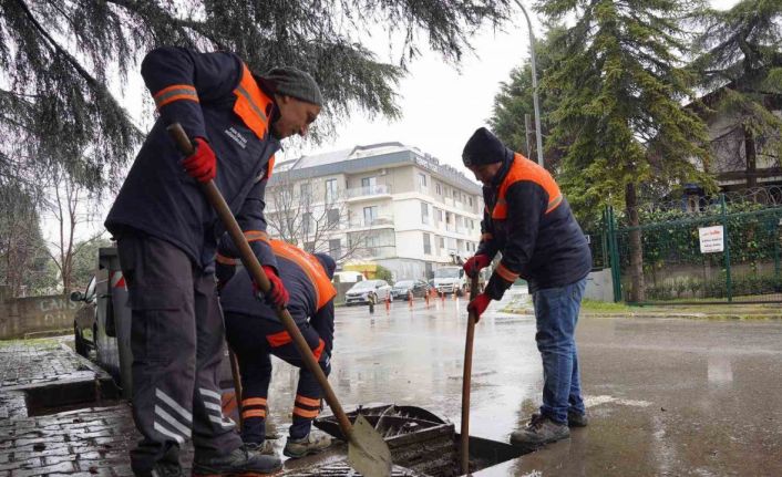 Tuzla Belediyesi yağışa karşı sahada: 100 personel ve 40 araçla kesintisiz müdahale