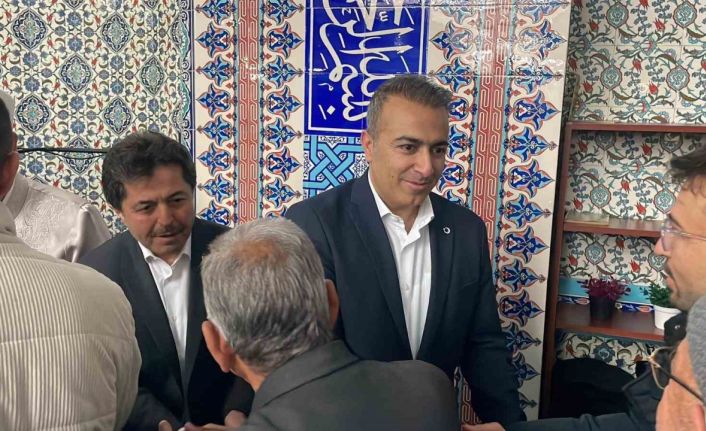 Vali Çiçek ve protokol üyeleri namaz sonrası vatandaşlarla bayramlaştı