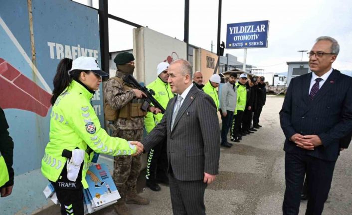 Vali Hatipoğlu, uygulama noktalarında güvenlik güçleri  ve vatandaşlarla bayramlaştı
