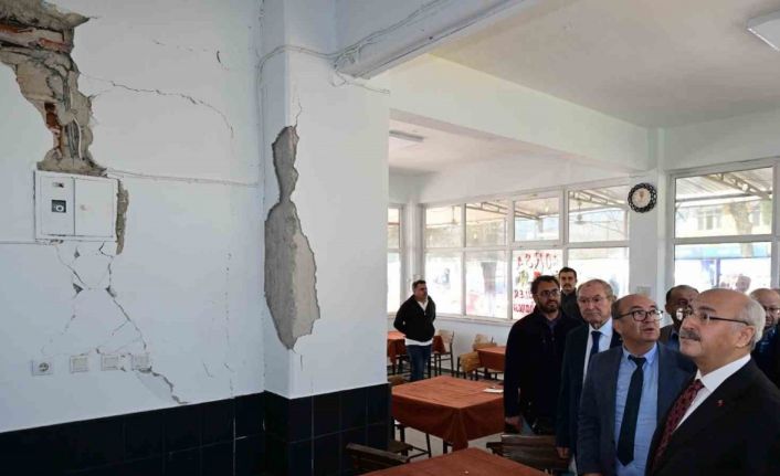 Vali Köşger, 5.1’lik depremin merkez üssü Buldan’da incelemelerde bulundu