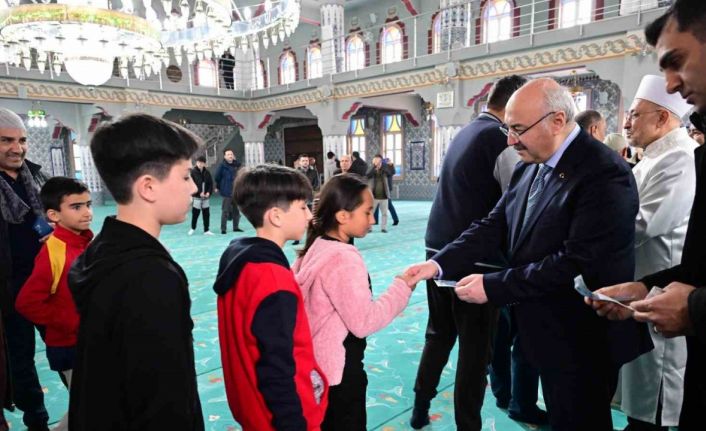 Vali Köşger bayram sevincini görevi başındaki personeller ve vatandaşlarla paylaştı