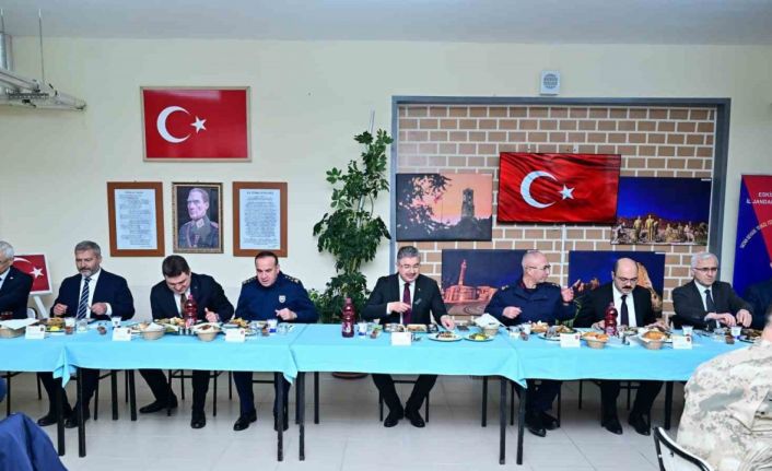 Vali Yılmaz, vatani görevini yapan er ve erbaşlar ile iftar yaptı