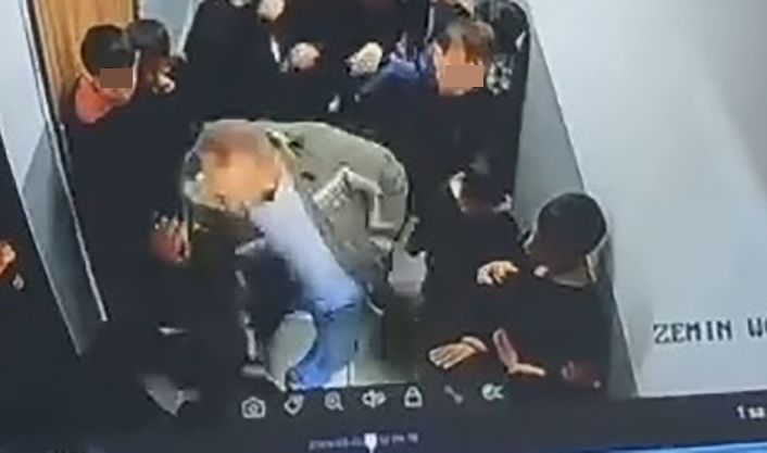 Van’da okulda dehşet: Çocuğuna kartopu atan öğrenciyi koridorda darp etti