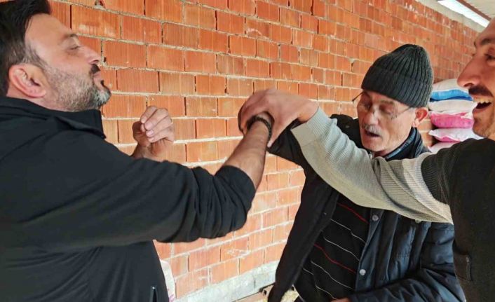 Vatandaşın çiftlik sahibi ile kurban pazarlığı renkli görüntüler oluşturdu