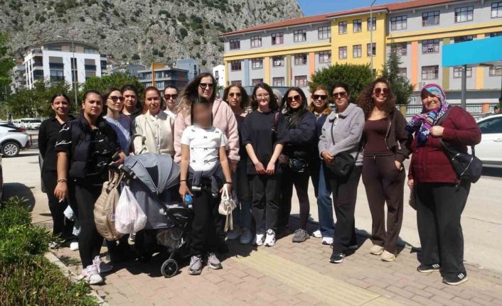 Veliler öğrenciyi darp ettiği iddia edilen öğretmene destek için okul önünde toplandılar