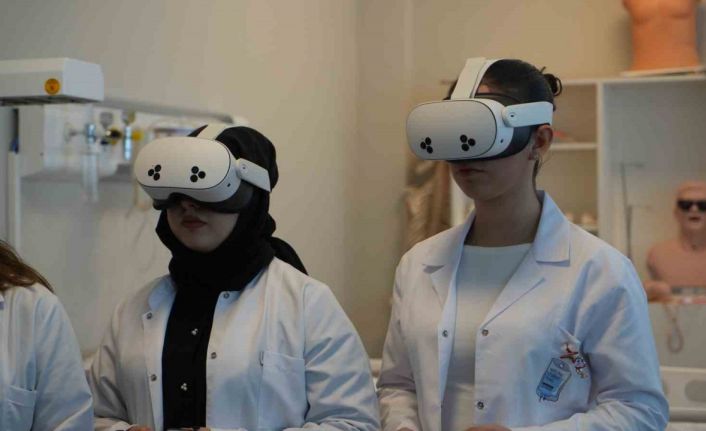 VR gözlüğü takıp damar yolunu 3 boyutlu buluyorlar