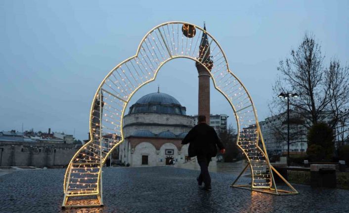 Yağmura rağmen dışarıda saf tuttular: 4 asırlık camide bayram namazı kıldılar