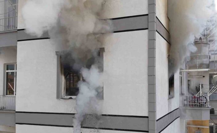 Yardım çağırmak için önce dışarı çıktı, çocuklarını kurtarmak için yanan eve yeniden girdi