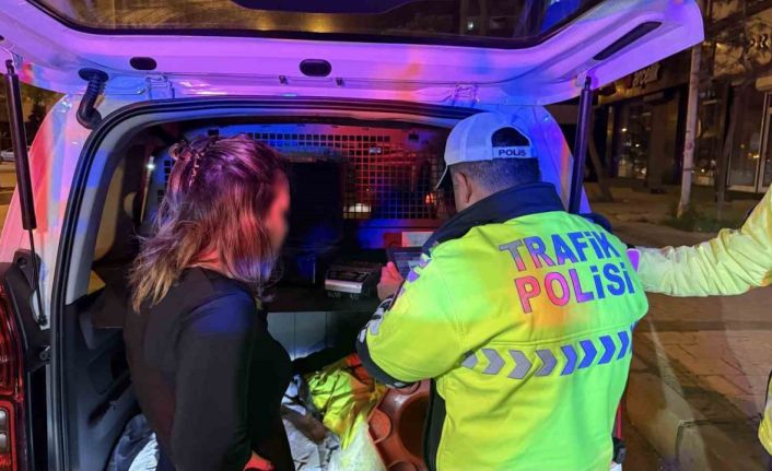 Yasal sınırın üstünde alkollü çıkan aday sürücünün ehliyeti iptal edildi, "Beni çekmeyin avukatım" diyerek kendini savundu