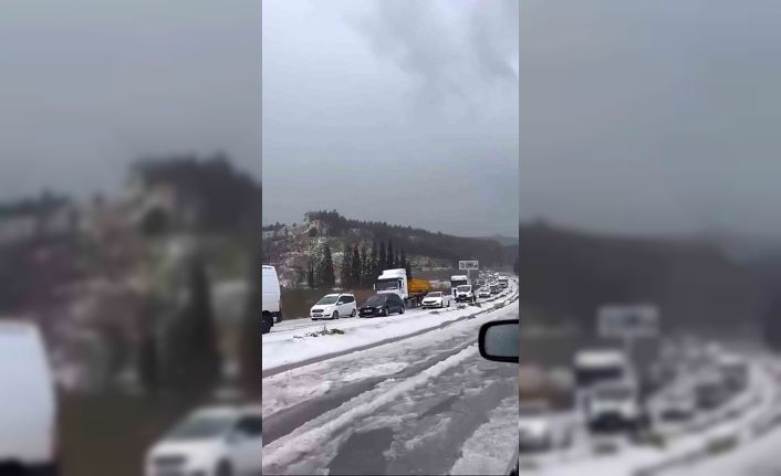 Yatağan-Milas kara yolu dolu yağışı sonrası beyaza büründü