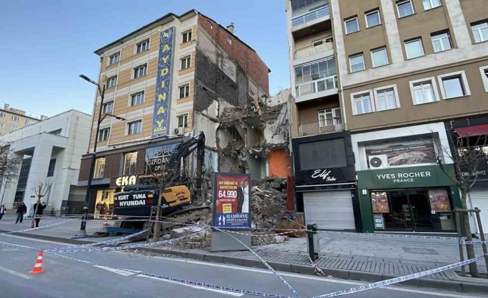 Yıkım sırasında bitişikteki bina hasar gördü, 21 daireli bina tahliye edildi