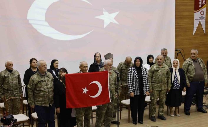 Yıllar sonra yeniden kamuflaj giyen yaşlılar, şiir okuyup duygu dolu anlar yaşadılar