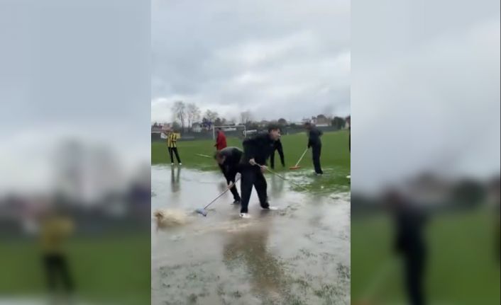 Yoğun yağış nedeniyle oluşan su birikintilerini taraftar ve görevliler temizledi