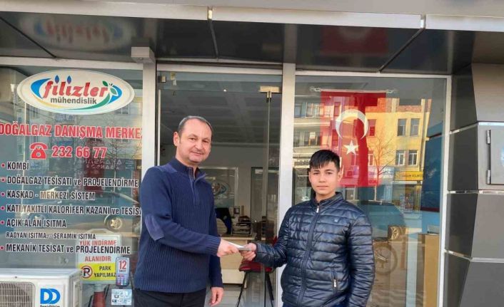 Yola savrulan parasını toplayan esnafı yapılan haberlerde görüp parasını teslim aldı