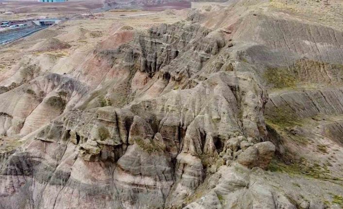 Yozgat’ta yağmur, kar ve rüzgarın şekillendirdiği tepe dron kamerasıyla görüntülendi