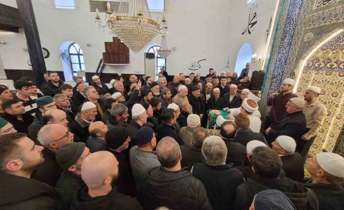 Ziyarete açılan Sakal-ı Şerif’i görmek isteyen vatandaşlar camiye akın etti