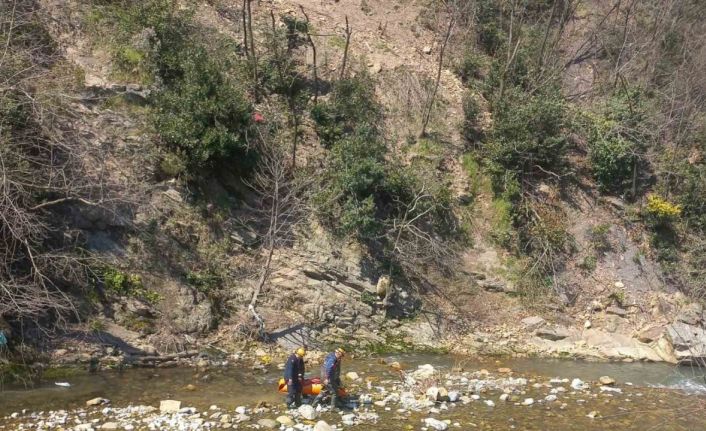 Zonguldak’ta 150 metreden dere yatağına düşen kadın hastaneye kaldırıldı