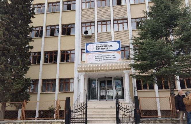 42 yıl 7 ay sonra emekli oldu: Son dersine yıllar önce mezun ettiği öğrencileri katıldı