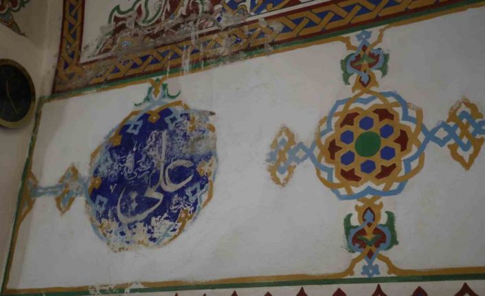 5 asırlık miras alarm veriyor: Ahi Evran Cami’nin sıva ve boyaları dökülüyor