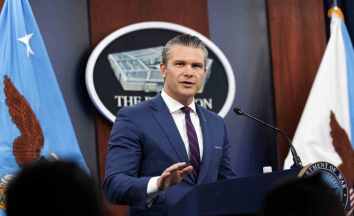 ABD Savunma Bakanı Hegseth: "İran kötü bir seçim yaparsa hem abluka olacak hem de bombalar yağacak"
