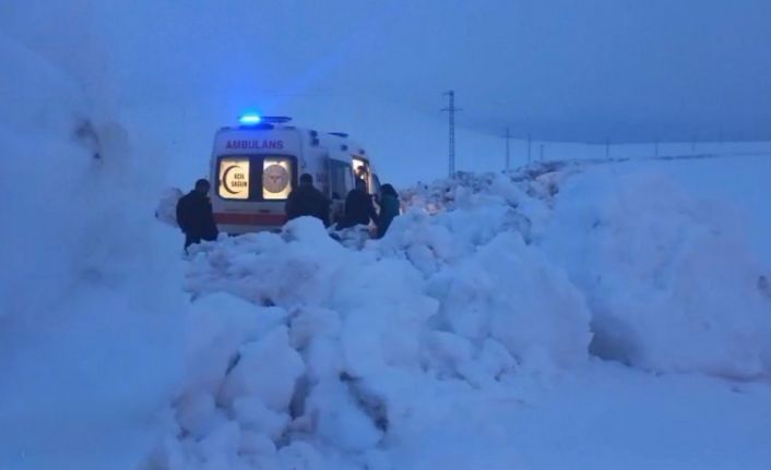 Ağrı’da nisan karı yolu kapattı: Hasta kurtarmaya giden ambulansa ekipler yetişti