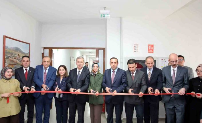 AİÇÜ’de zebra balığı translasyonel tıp araştırma laboratuvarı açıldı