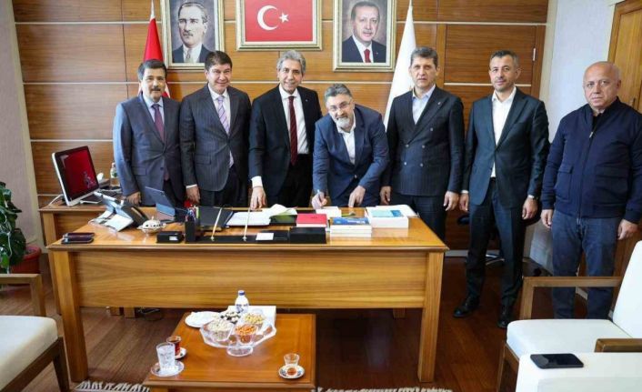 AK Parti’ye katılan Serik Belediye Başkanı Kumbul: "Hemşehrilerimize en iyi hizmeti sunmak amacıyla yeni bir yol yürümeye karar verdim"