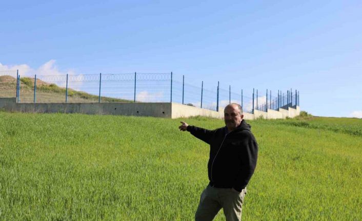 Akü fabrikasından aktığı iddia edilen su, çiftçinin tarlalarını kullanılmaz hale getirdi