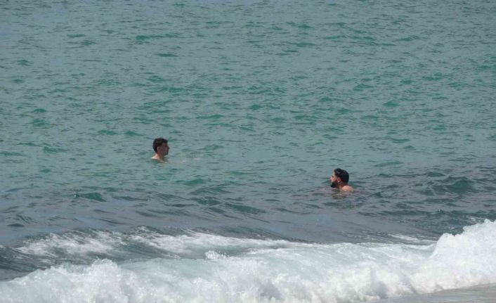 Alanya’da erken yaz görüntüleri: 21 dereceyi gören denize koştu