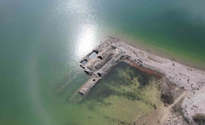 Altınapa Barajı’nda su seviyesi arttı, tarihi hanın bir kısmı yeniden sular altında kaldı