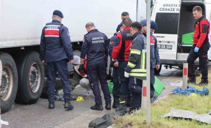 Amasya’da cenaze dönüşü feci kaza kamerada: Otomobilden fırlayan bebek hayatını kaybetti