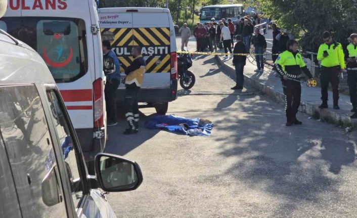 Annesinin elinden kurtulup yola fırlayan 3 yaşındaki Aybars servis aracının altında can verdi