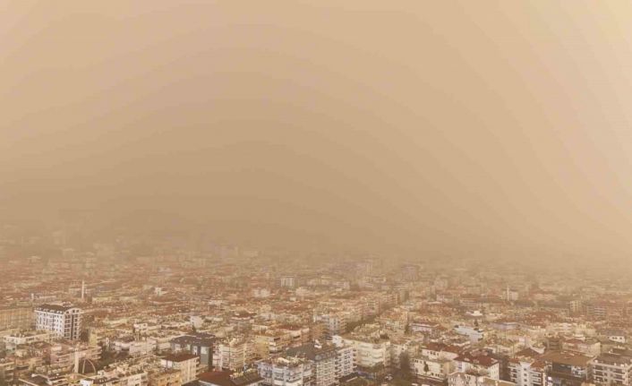 Antalya semaları kahverengiye büründü Sahra Çölü üzerinden gelen toz taşınımı çamur olup yağdı