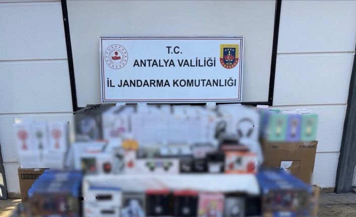Antalya’da 3,5 milyon liralık kaçak elektronik eşya ve oyuncak ele geçirildi