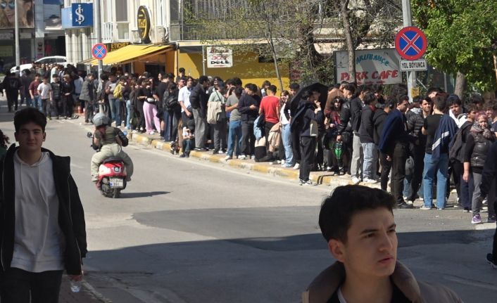 Antalya’da indirimli ikinci el giyim mağazası açılışı yoğun ilgi nedeniyle izdihama dönüştü