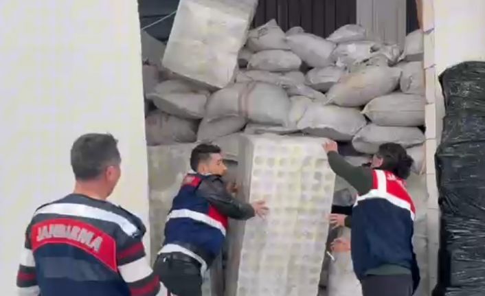 Antalya’da kaçak kozmetik üretimi yapılan depoya baskın: 65 milyon liralık sahte ürün ele geçirildi