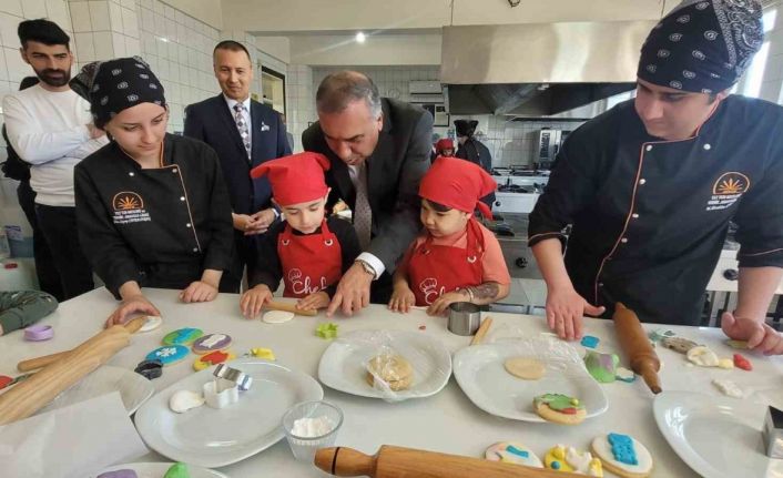Antalya’da minikler mutfağa girdi, renkli kurabiyeler ortaya çıktı