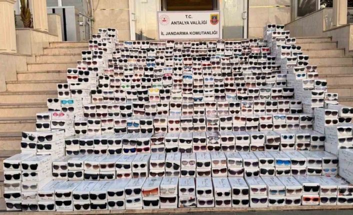 Antalya’da piyasa değeri 20 milyon olan 20 bin kaçak gözlük ele geçirildi