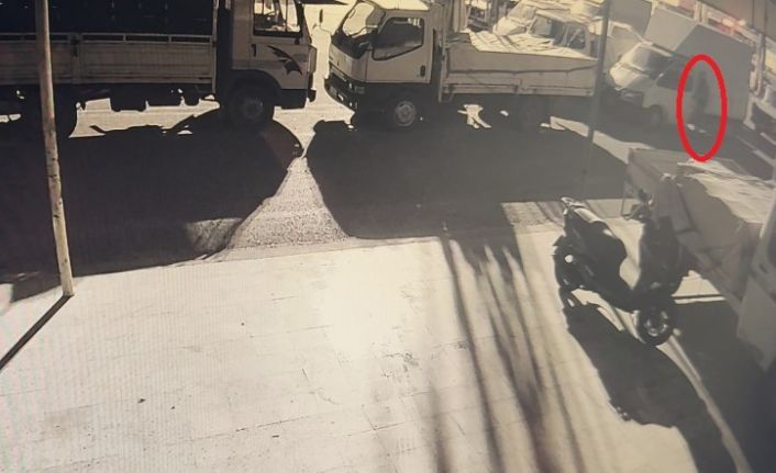 Antalya’da üzerinde anahtarı unutulan biber yüklü kamyonet terk edilmiş halde bulundu