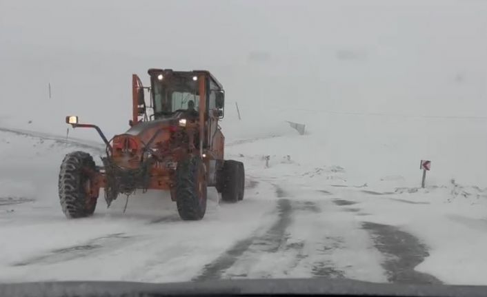 Ardahan’ın yüksek kesimlerinde kar ve tipi ulaşımı aksatıyor