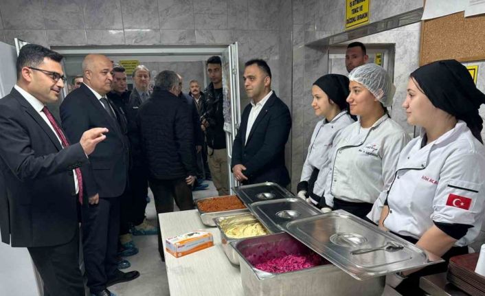 Aşçı adayı lise öğrencileri günde 10 bin kişi için yemek hazırlıyor