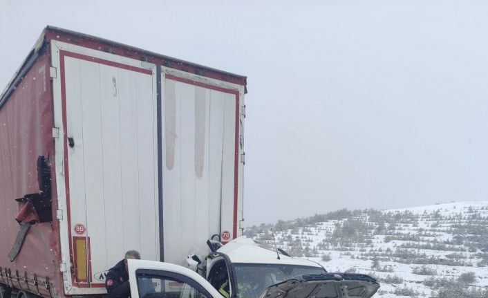 Aşkale yolunda feci kaza: Hafif Ticari araç, Tır’a arkadan çarptı, 2 ölü 3 yaralı